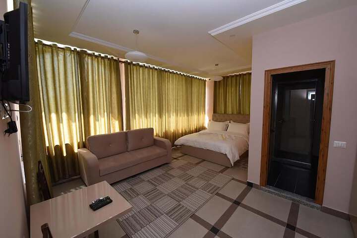Room 4 of 139