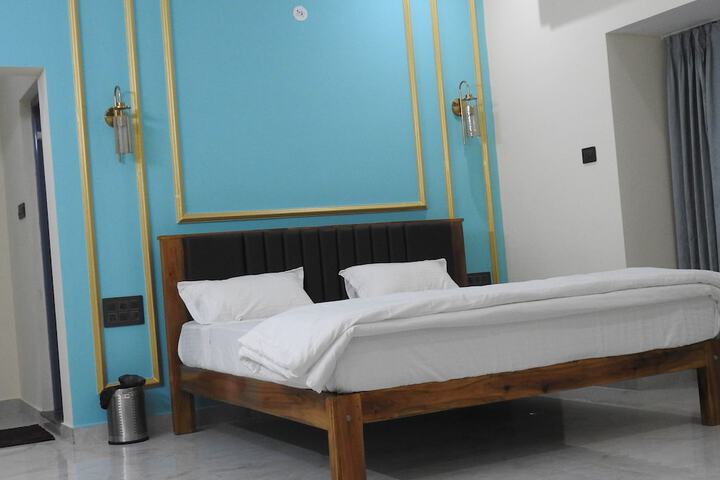 Room 5 of 17