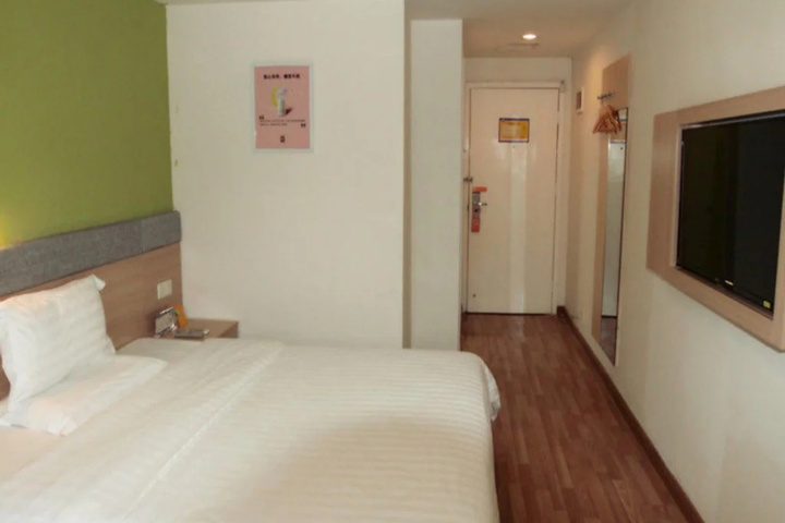 Room 5 of 8