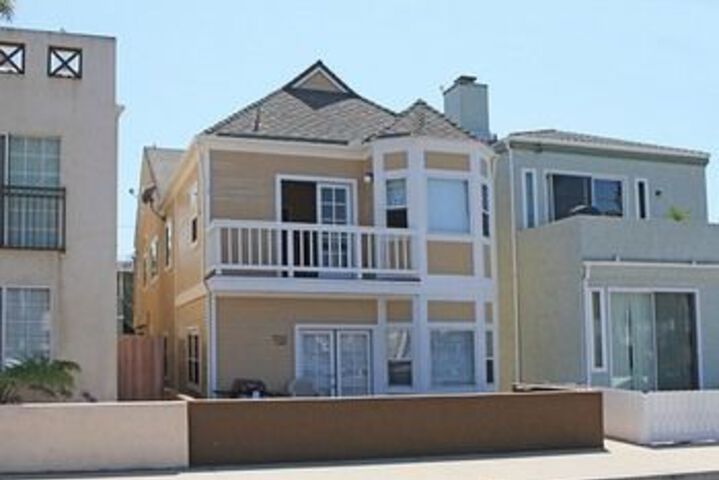 Exterior of W Balboa Blvd a 68328 by RedAwning