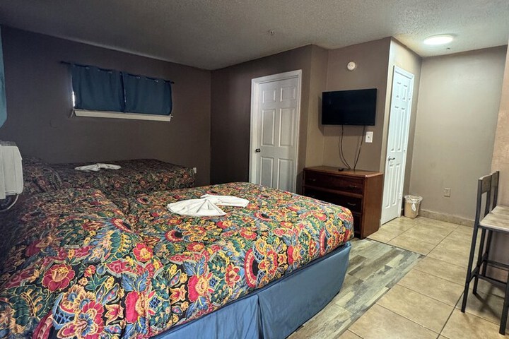 Room 4 of 12