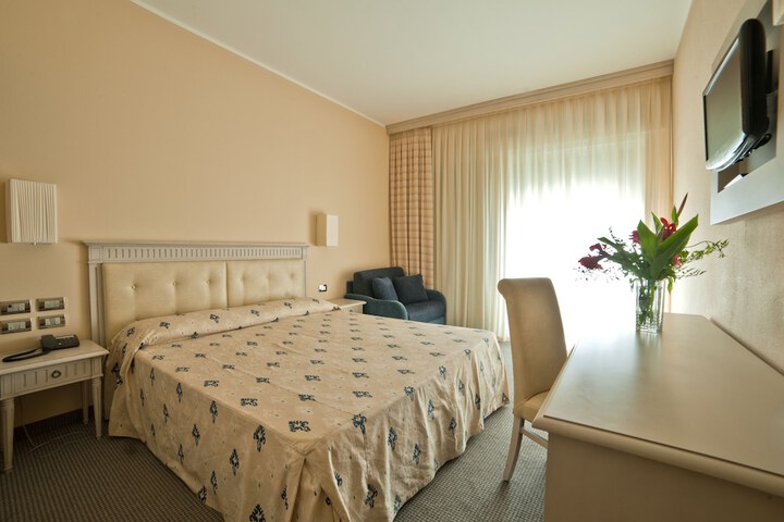 Room 6 of 32
