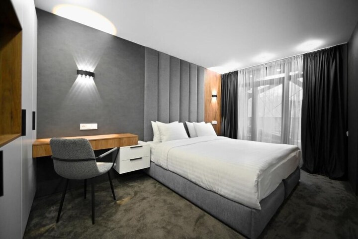 Room 6 of 14