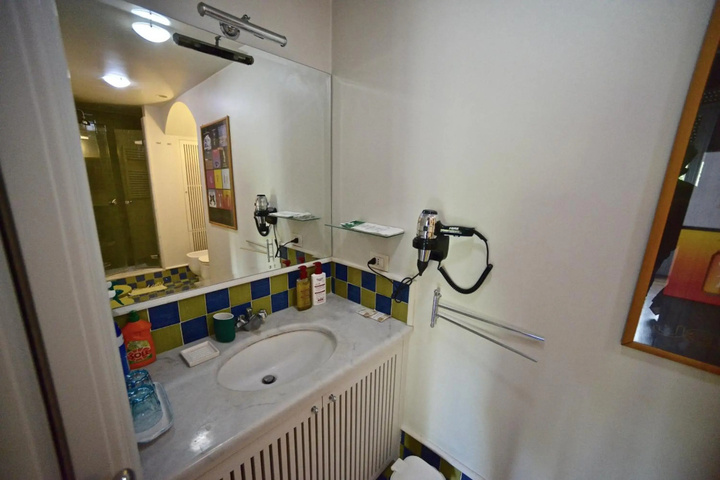 Room 9 of 14