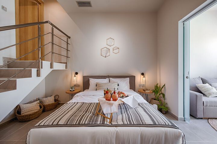Room 6 of 100