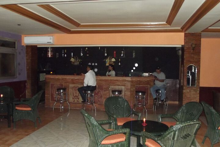 Lounge 20 of 24
