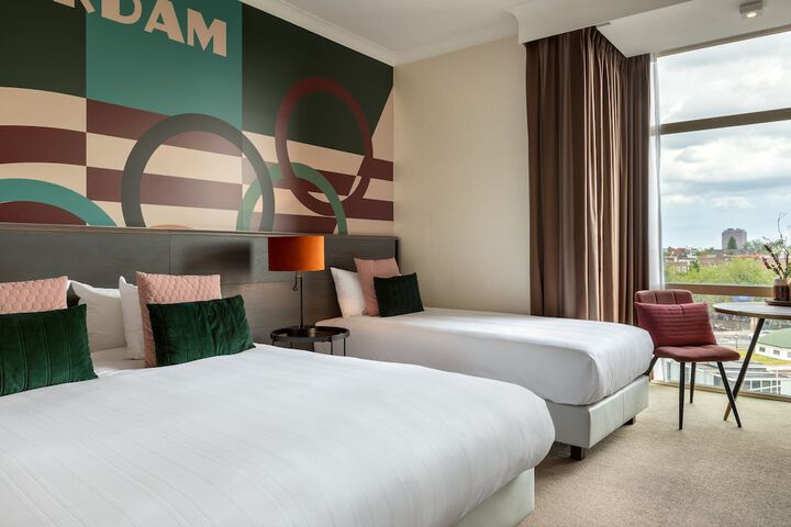 Room 16 of 76