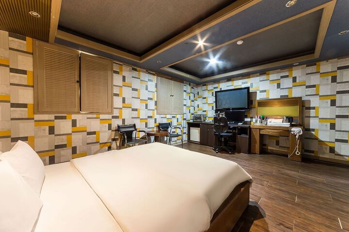 Room 12 of 20