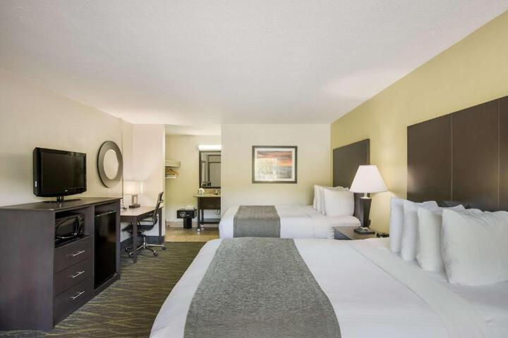 1 King Bed Sitting Area Microwave and Refrigerator WiFi Full Breakfast (21 of 21)