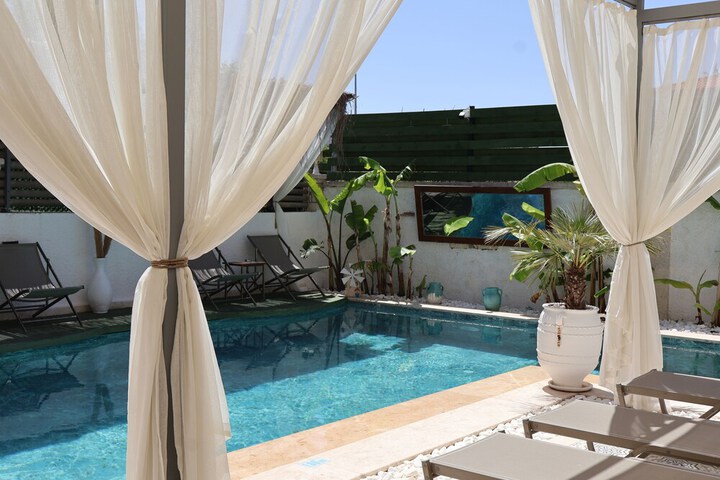 Pool 102 of 141