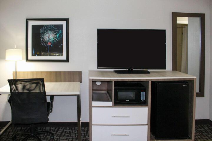 Queen Bed Accessible (4 of 13)
