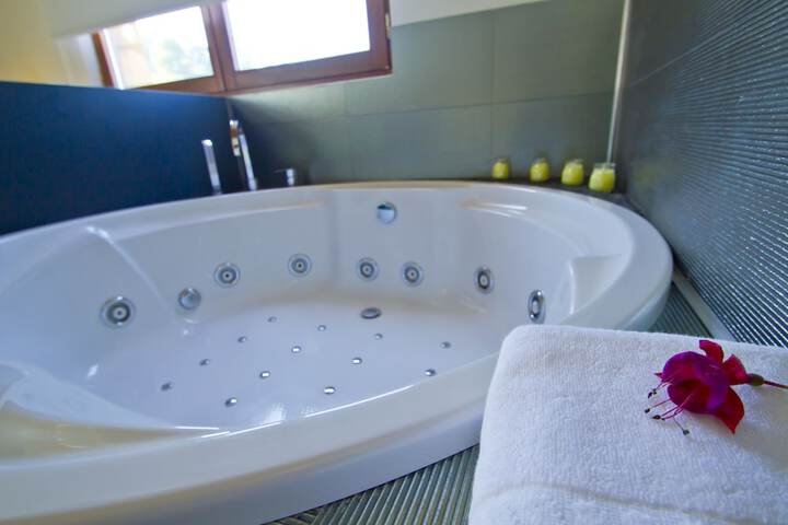 Jetted tub