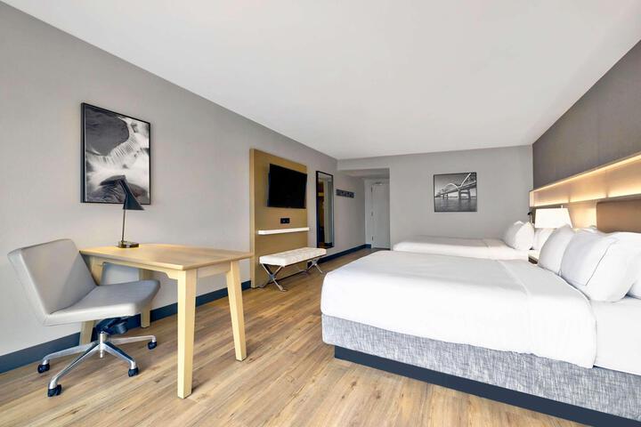 2 Queen Beds (5 of 9)