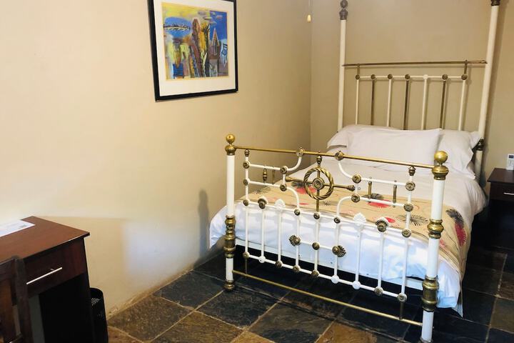 Room 105 of 275