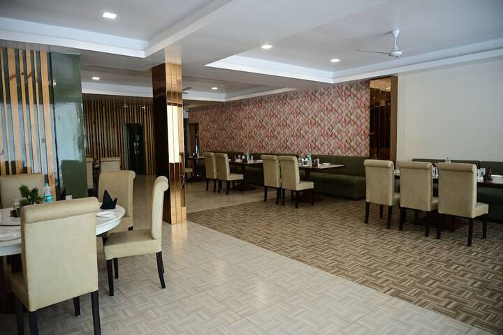 Dining 8 of 9
