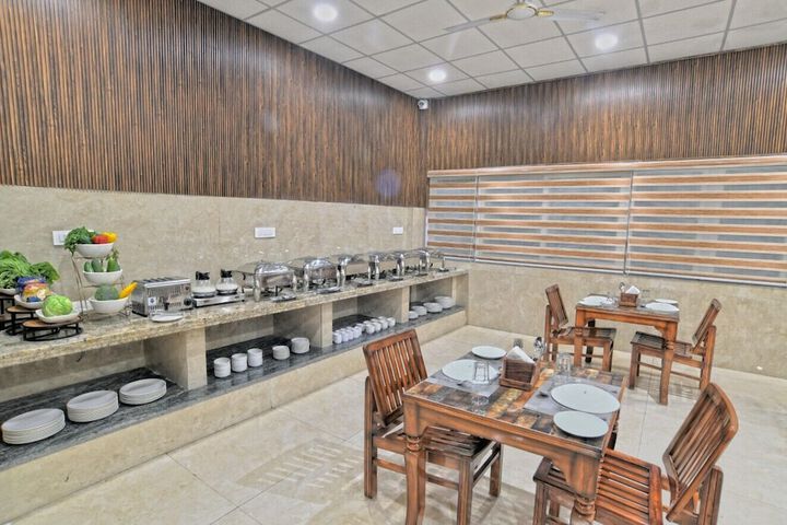 Dining 16 of 29