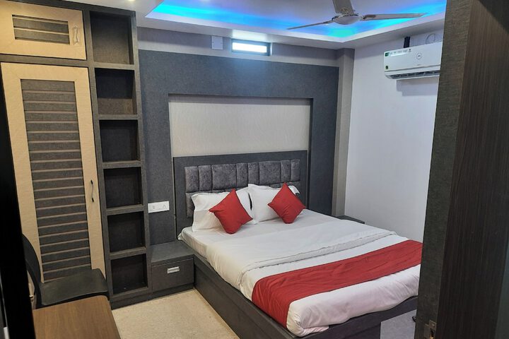 Room 4 of 7