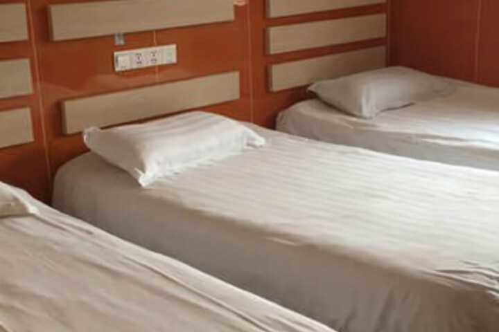 Room 4 of 8