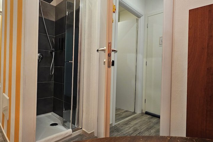 Room 17 of 76