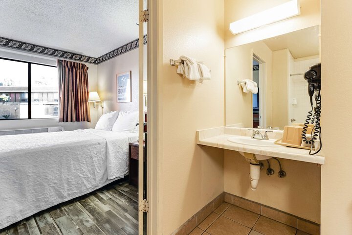 2 Double Beds (11 of 15)