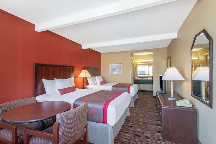 2 Double Beds (1 of 5)