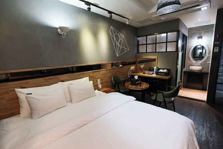 Room 10 of 93
