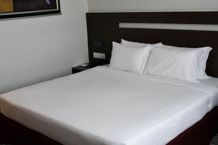Room 28 of 76