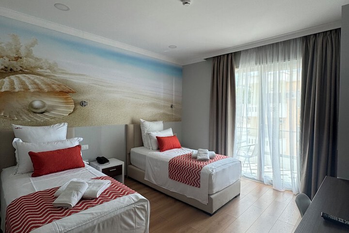 Room 44 of 191