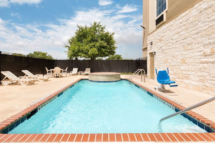 Days Inn & Suites by Wyndham San Antonio near at & T Center