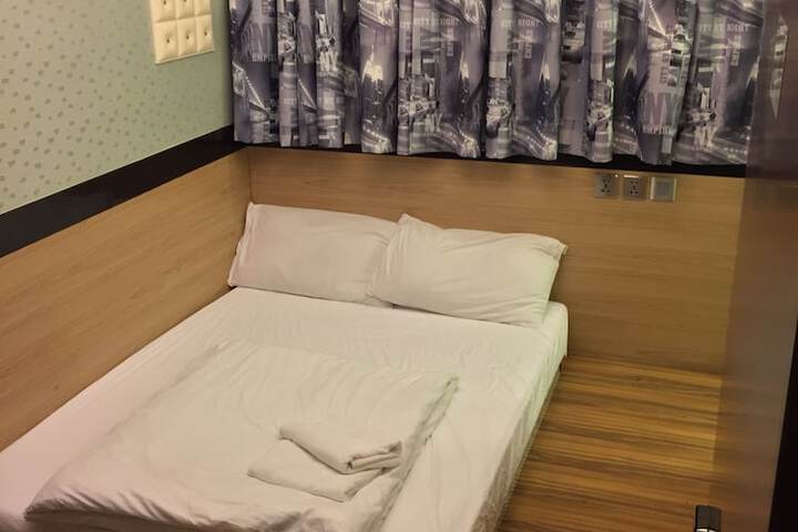 Room 10 of 106