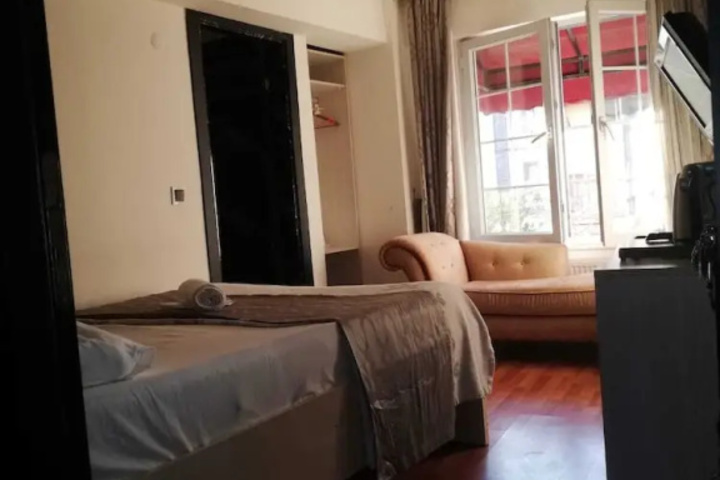 Room 5 of 11