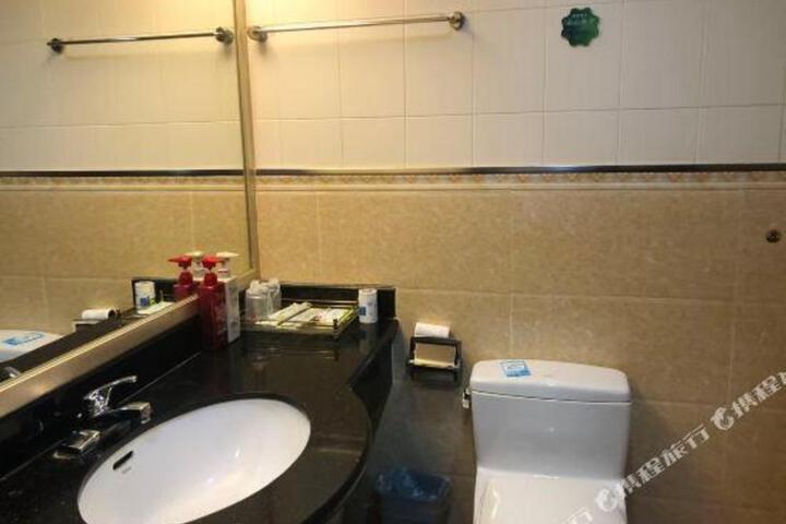 Karamay Baonai Business Hotel