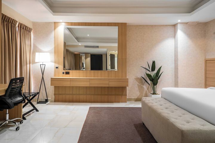 Room 6 of 28