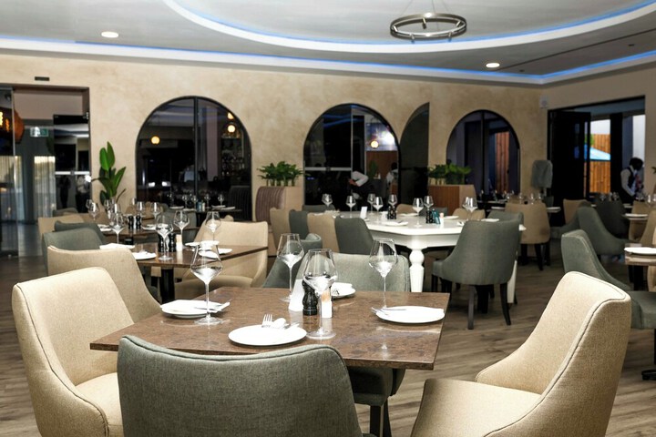 Dining 25 of 58