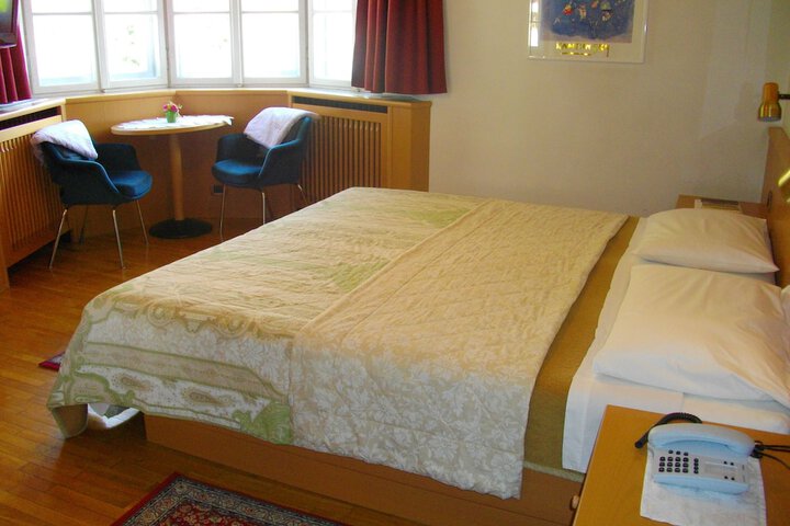 Room 5 of 66