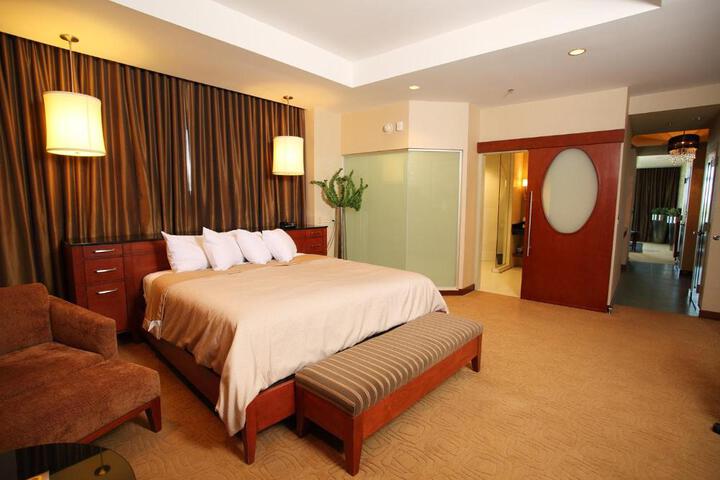 Deluxe King Bed Accessible (3 of 4)