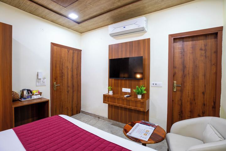 Room 12 of 28