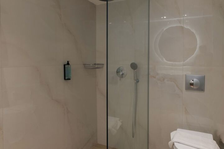 Room 76 of 98