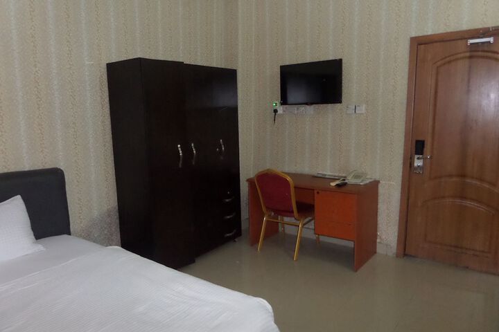 Room 7 of 13