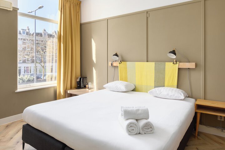 Room 32 of 46