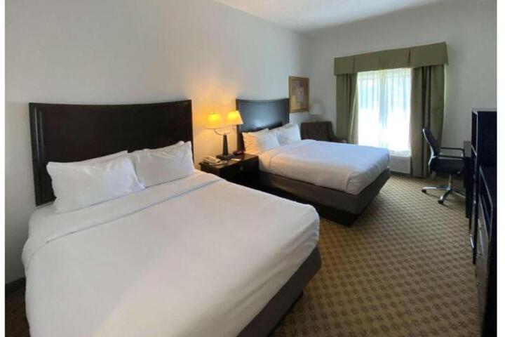 Quadruple Accessible Queen Size Bed (12 of 14)