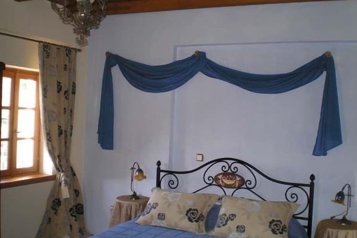 Room 6 of 10