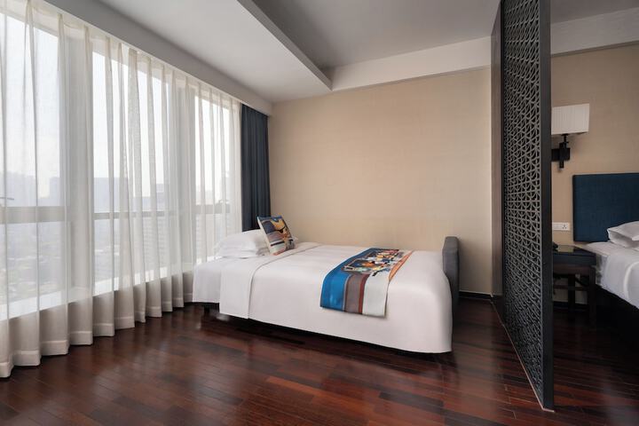 Room 6 of 10