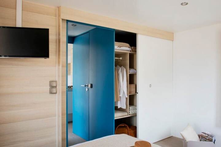 Room 25 of 182