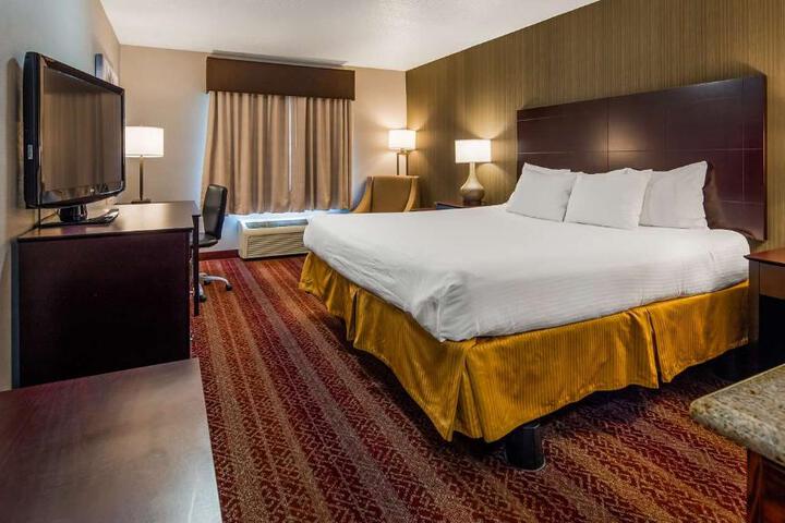 1 King Bed Microwave and Refrigerator WiFi Full Breakfast (2 of 17)