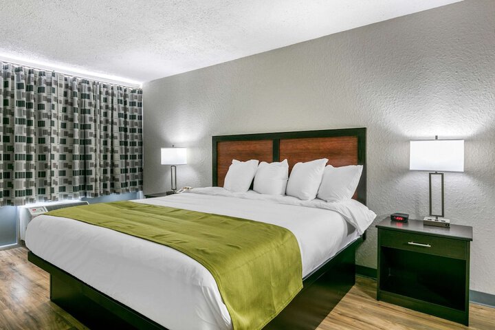 1 King Bed Accessible (12 of 17)
