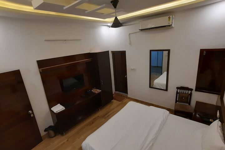 Room 4 of 6