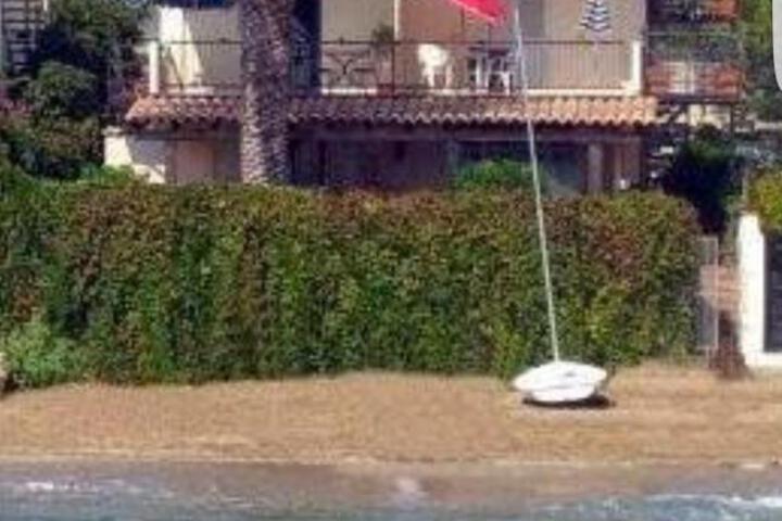 Casa la conchiglia sulla spiaggia