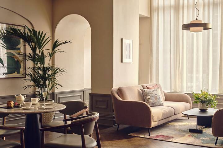 Lounge 92 of 140