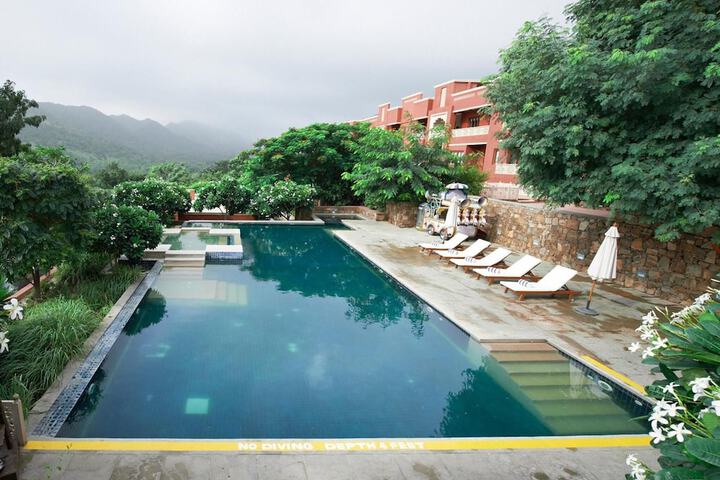 Hotel with Pool